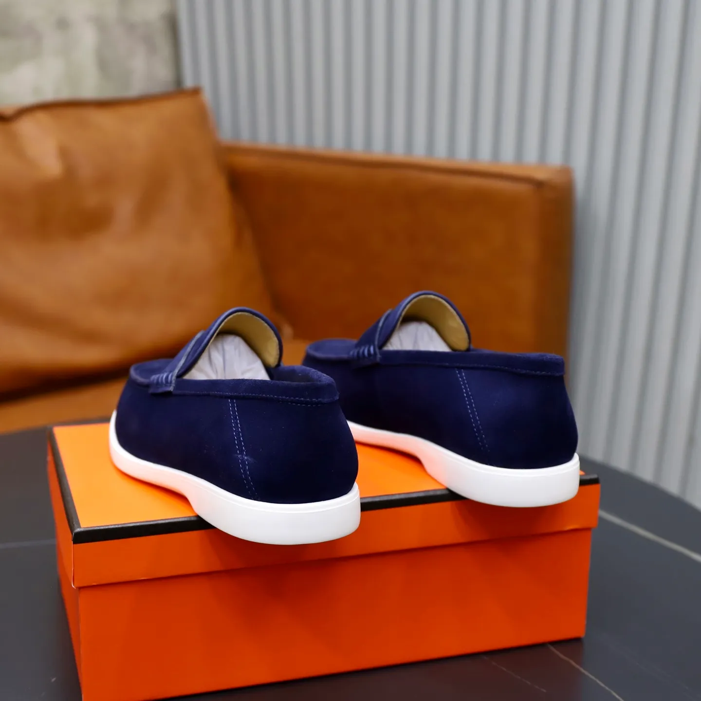 Ex-factory price: 540💰Hermès/Hermès slip-on men's shoes. This shoe is made of imported cow suede leather, with simple and smooth lines, and a 3CM rubber foam ultra-light sole combined with aerodynamic design! Youthful and fashionable, H button decoration, contrasting leather embellishment on the heel, calf lining to gently wrap your feet, with embossed logo cowhide feet, leather rock strips, casual and urban style, highlighting youthful vitality, sports and leisure version, super versatile Size number: 38-39-40-41-42-43-44 Standard leather shoe size (45 can be customized but does not support returns)